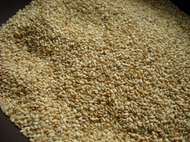 dukkah preparation - roasted sesame seeds