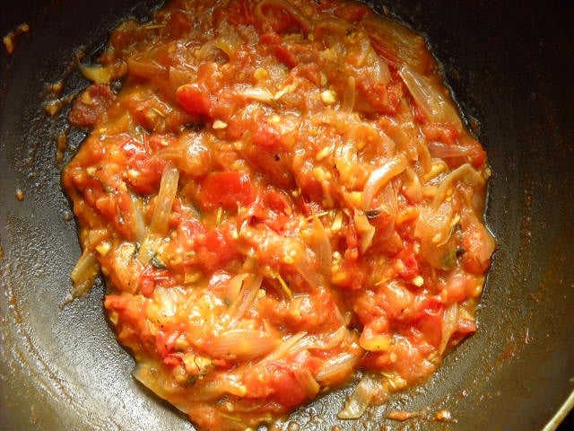 Tomaten kochen.