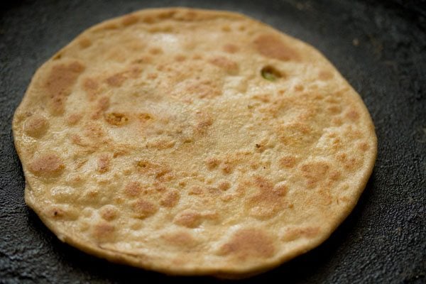 cooked gobi paratha on tawa