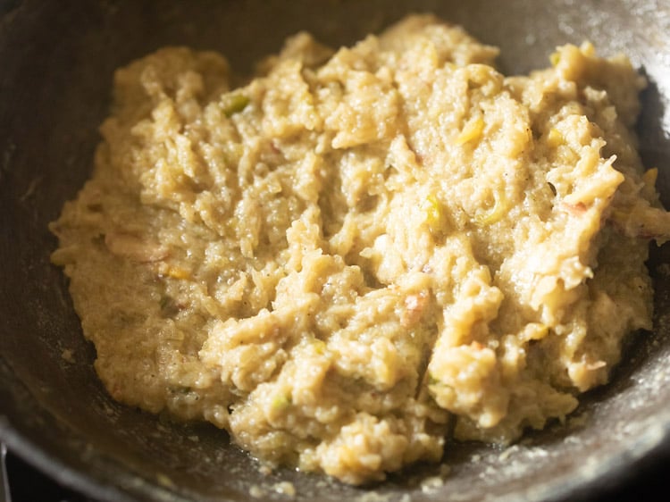 cooked lauki halwa in the pan