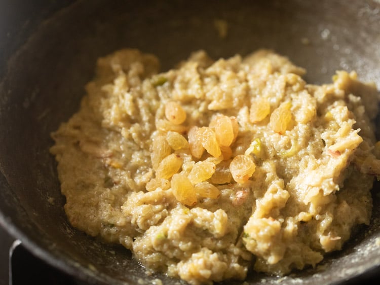 adding raisins to lauki halwa