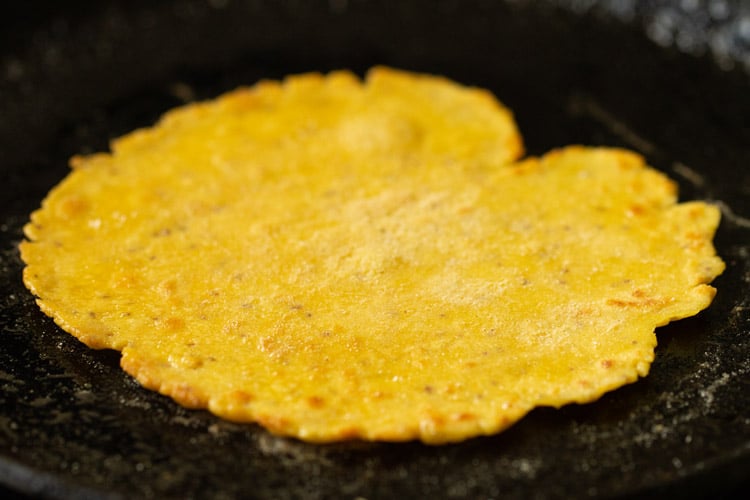 light golden makki di roti on skillet