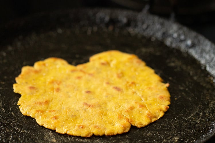 cooked makki di roti on tawa