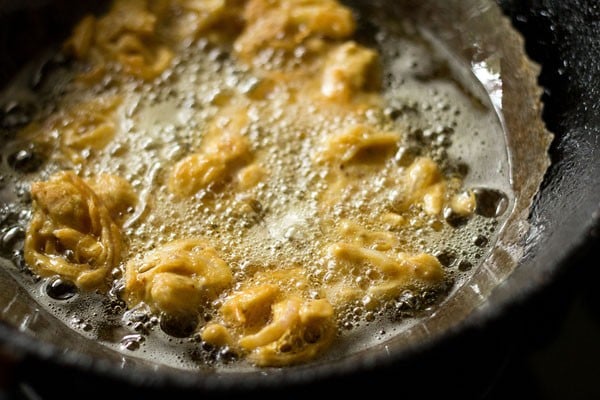 frying pakora for kadhi pakora recipe