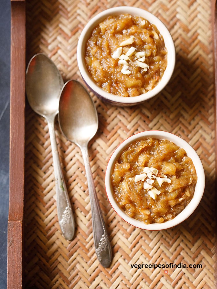 apple halwa served in bowls