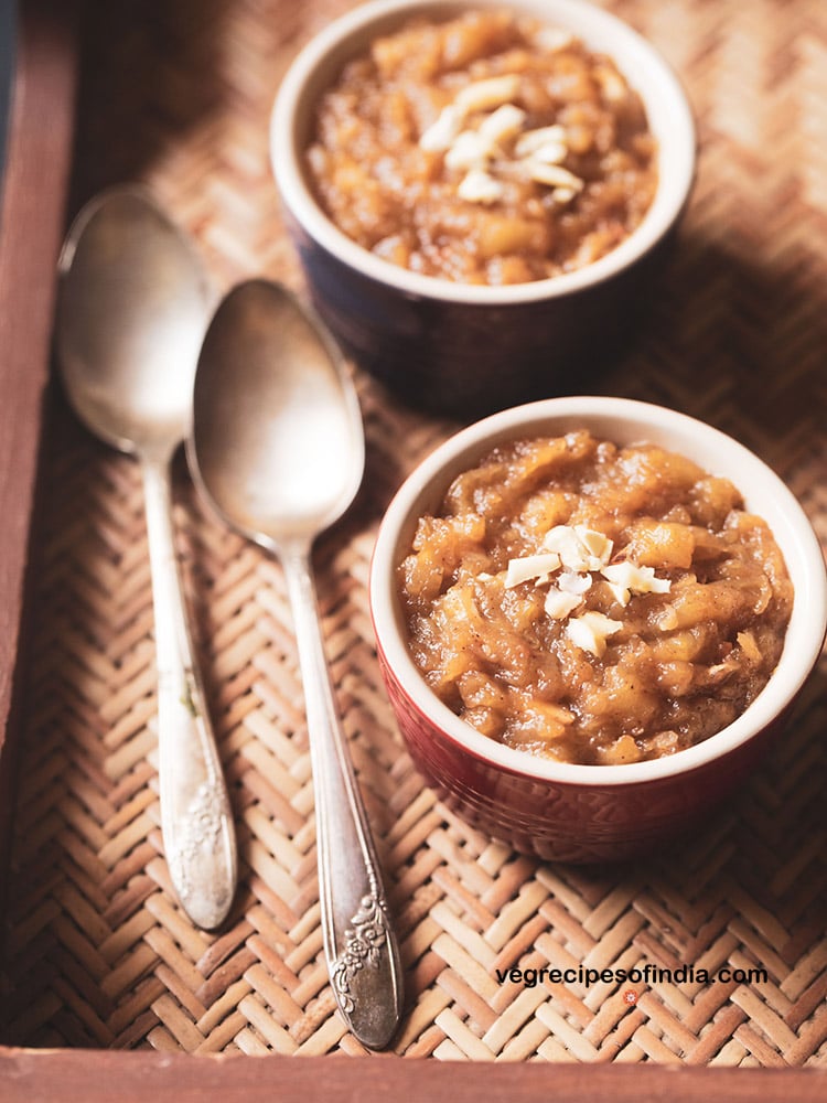 apple halwa served in bowls