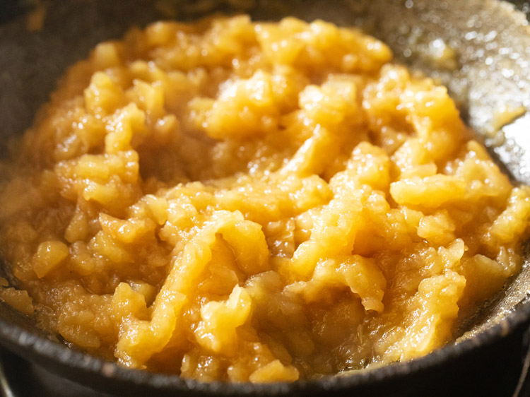 stir and continue cooking apple halwa