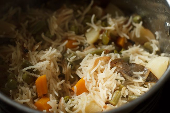 cooked yakhni pulao in pot