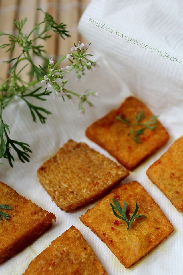 yam chips garnished with coriander leaves and served on a kitchen paper towel.