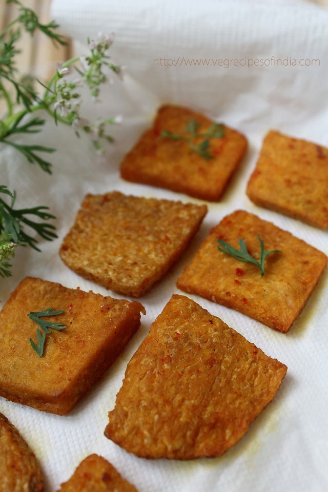 yam chips garnished with coriander leaves and placed on a kitchen paper towel.