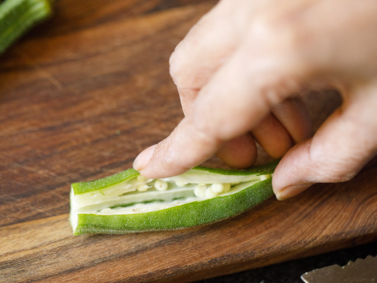 opening the sliced bhindi.