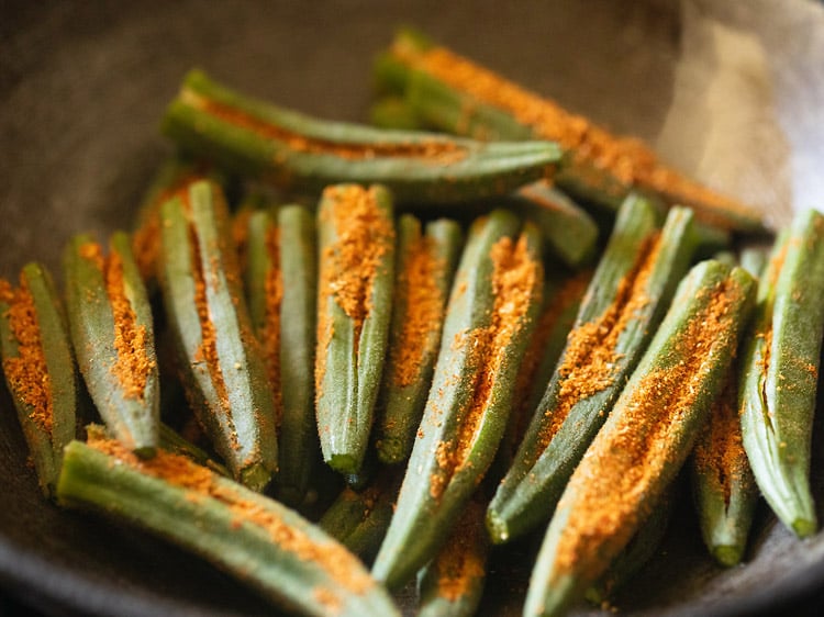 bharwa bhindi arranged in the pan.