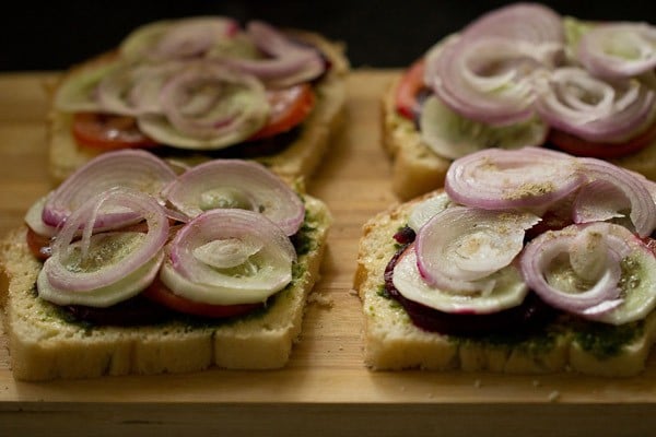 onion slices with seasoning in veg sandwich