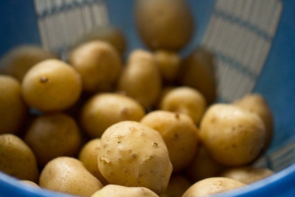 cooling boiled potatoes.
