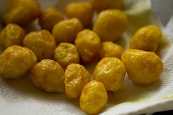 fried potatoes placed on kitchen paper towel.