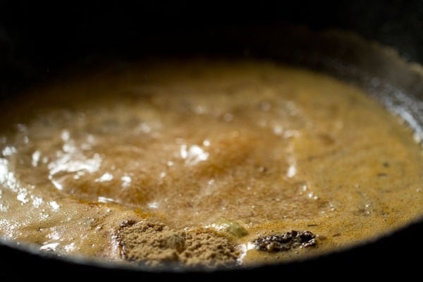 dried ginger powder added to gravy.