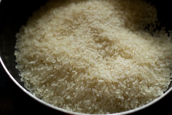 riisiä ja kiehautettua riisiä pannulla