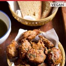 palak pakoda served in a bowl with a side of wheat bread slices and coriander chutney on a wooden board with text layover.