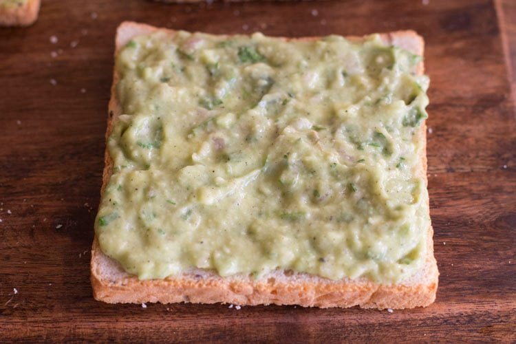 Spread the guacamole stuffing on the bread slices