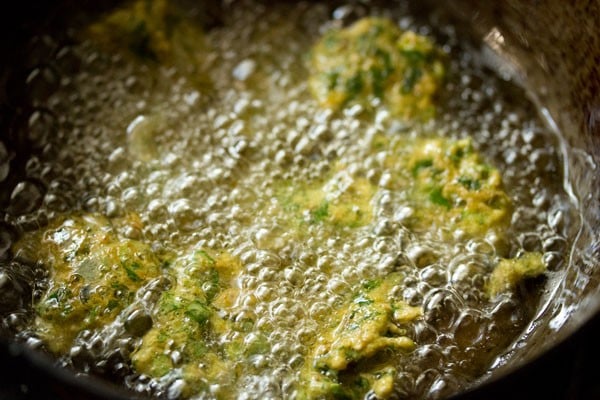 palak pakoda being fried in hot oil