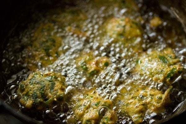 palak pakora getting fried