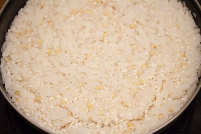 enjuague poha urad dal y arroz con agua