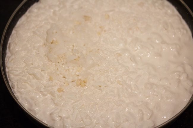 Remoje el arroz, poha y urad dal en la mezcla de suero de leche durante 2 a 3 horas.