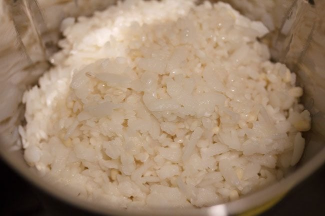 Agregue el arroz empapado, el urad dal y el poha al vaso de la licuadora.