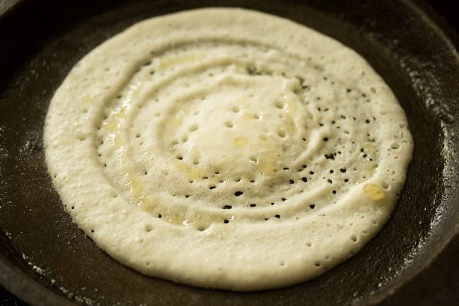 oil spread on sides of poha dosa