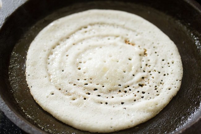 cooking poha dosa till crisp and soft