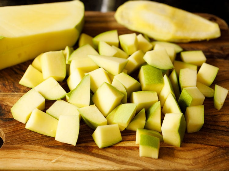 chopped raw mangoes on the chopping board 