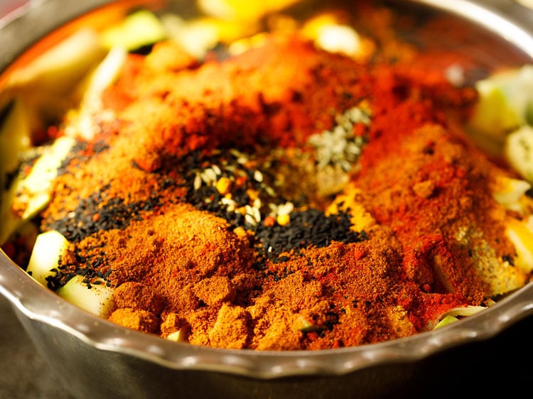 adding remaining spices to the chopped mangoes 