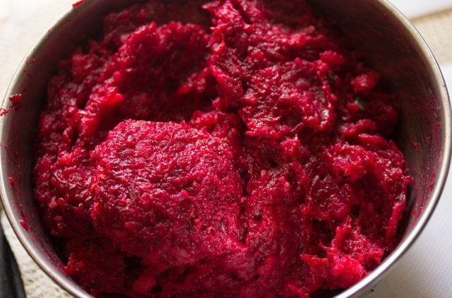 shaping beetroot tikki