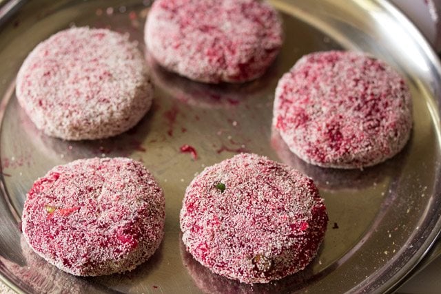 coating beetroot cutlet with rava