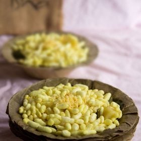 spiced puffed rice served in bowls made of dried sal leaves.