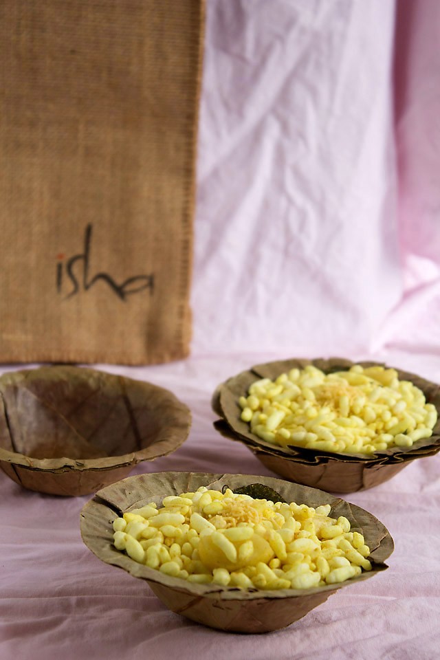 spiced puffed rice served in bowls made of dried sal leaves. 