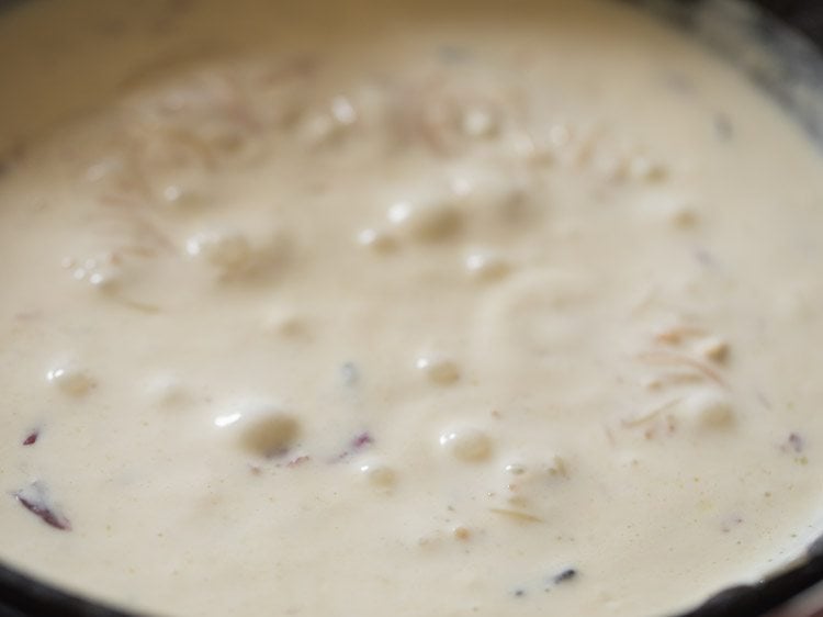 stir and mix rose petals with kheer