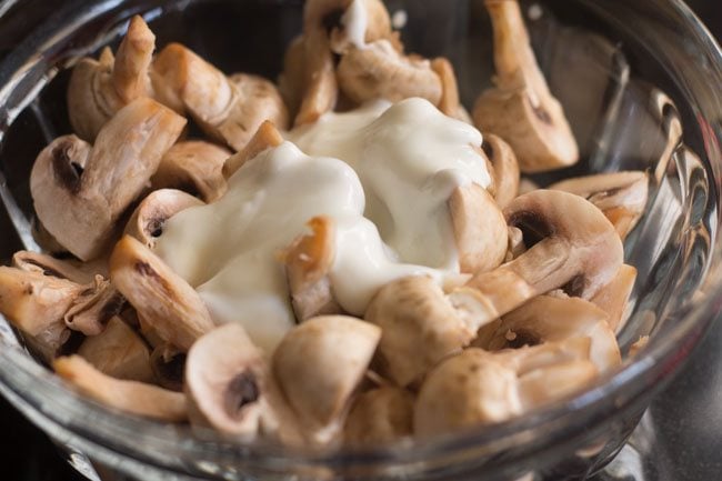 yogurt added to quartered mushrooms.