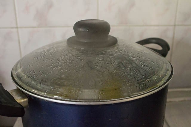 steaming methi muthiya in a pan