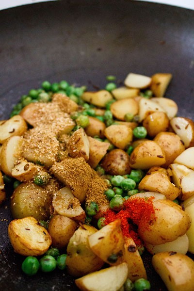 dry-aloo-matar5 add spices to dry aloo matar recipe