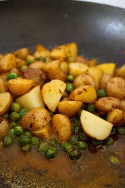 dry-aloo-matar6 adding water to aloo matar