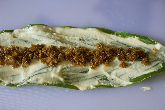 sweet filling added at the center of the turmeric leaf to make patoleo.