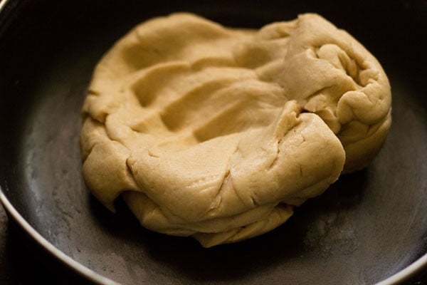 bột làm bánh poli sau khi nhào cho dẻo mịn