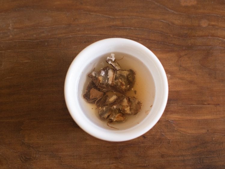 soaking tamarind in hot water 