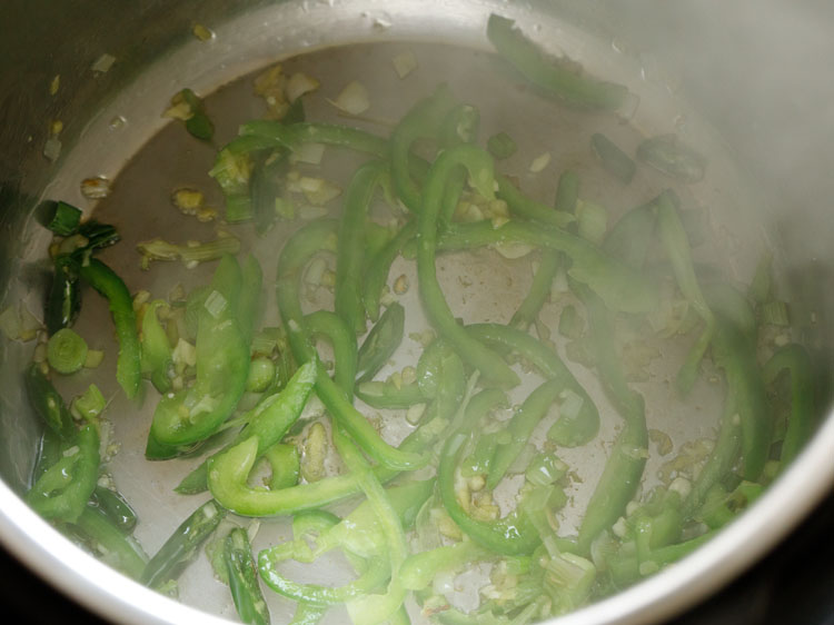 Sauté capsicum for 1 minute