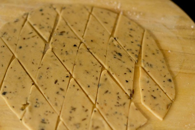 namak-pare5 sliced diamond cuts dough.