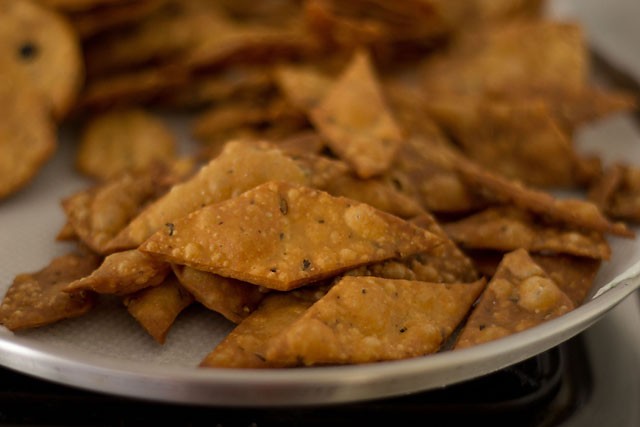 namak-pare7 fried namak para on kitchen paper towel.