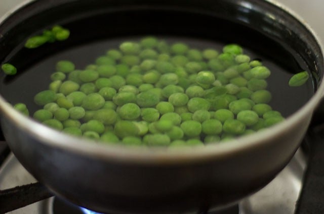 cooking shelled green peas in water 