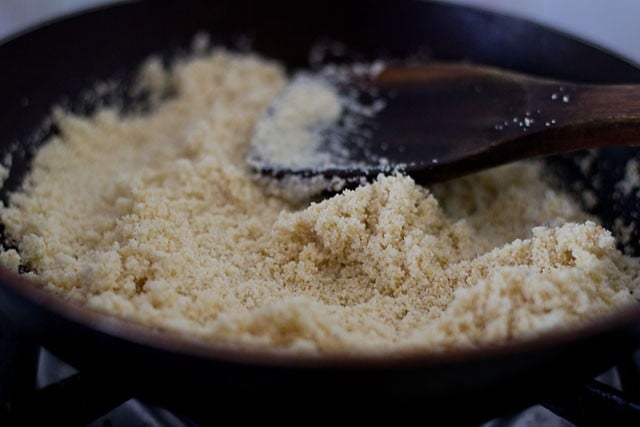 Fry the semolina in hot ghee in a pan.