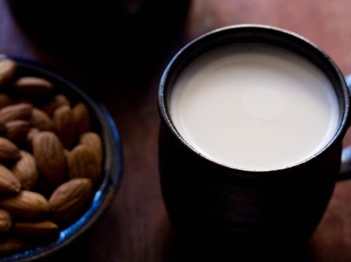method to make almond milk at home